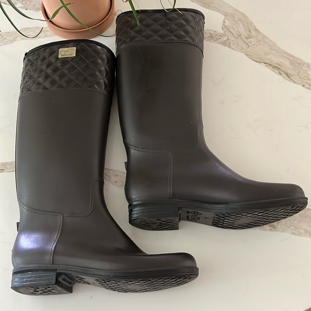 GUC fleece lined tall rubber rain and winter boot from DAV.